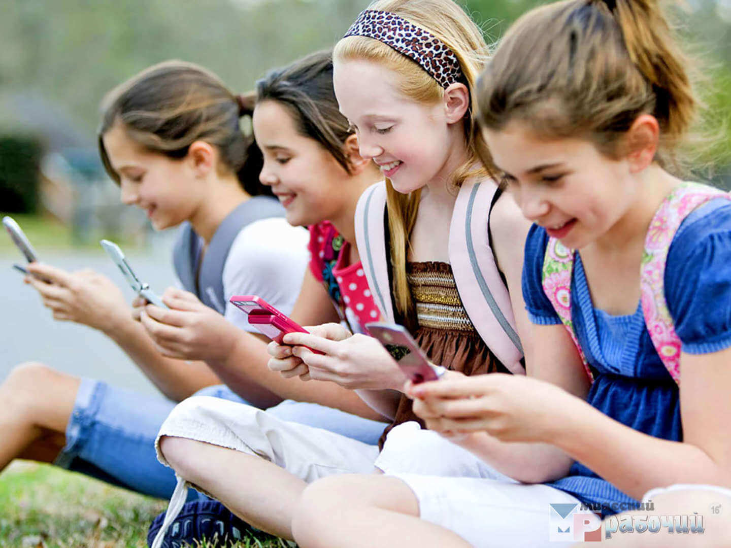 Социальные мобильные телефоны. Подросток с телефоном. Молодежь с гаджетами. Зависимотсьт о гаджетов. Зависимость подростка от гаджетов.